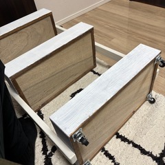 キャスター付きの木製ワゴンの画像