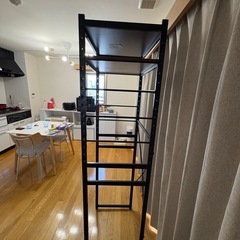 冷蔵庫上の収納棚の画像