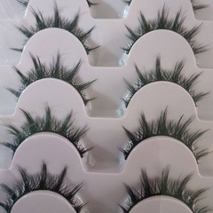 つけまつげ四つの画像