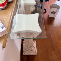 ヨーロピアン調　飾りテーブルの画像