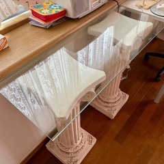ヨーロピアン調　飾りテーブルの画像
