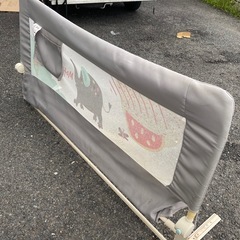 赤ちゃんがベッドから転落するのを防ぐためのベッドガード（ベッドフェンス）の画像