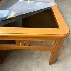 木製ガラス入りローテーブルの画像