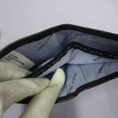 ( E-1136 )TOMMY HILFIGER トミーヒルフィガー 二つ折り財布 お札入れ カード入れ 小銭入れ ブラック 黒 中古の画像