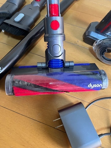 Dyson SV21 スティッククリーナー本体とアタッチメント

