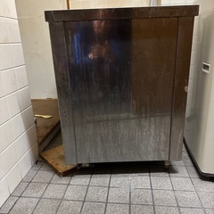 ステンレス製のダイニングテーブルの画像