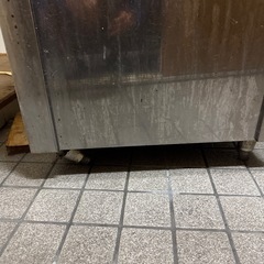 ステンレス製のダイニングテーブルの画像