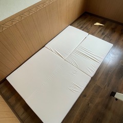 ニトリ4つ折りこうしつまっと）す硬質マットレスの画像