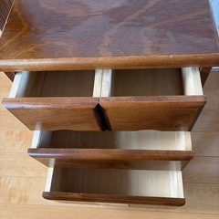 カントリー調キャスター付き３段チェストの画像