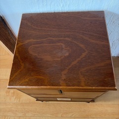 カントリー調キャスター付き３段チェストの画像