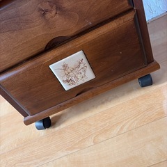 カントリー調キャスター付き３段チェストの画像