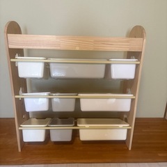 おもちゃ棚の画像