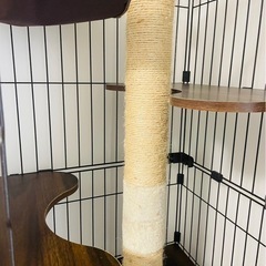 キャットケージ（爪とぎポール内蔵型）、上からトイレ、キャリーケース、その他猫用品セットの画像