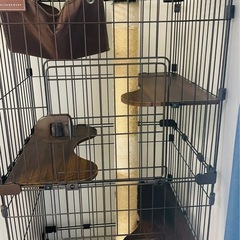 キャットケージ（爪とぎポール内蔵型）、上からトイレ、キャリーケース、その他猫用品セットの画像