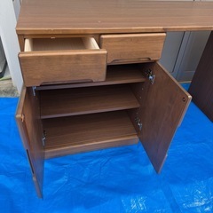 ちょっと珍しい机のような収納タンス中古品の画像