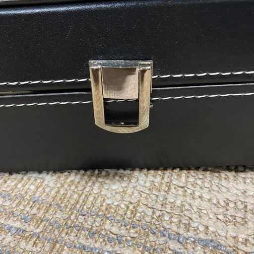 腕時計と収納ボックス