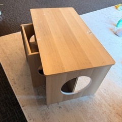 子供机と椅子の画像