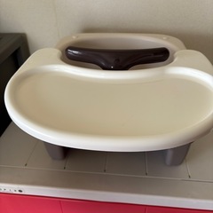 中古品テーブル付き持ち運べる椅子の画像