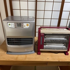 灯油ストーブ、電気ストーブ、フローリングカーペット、掃除機、ソファ、ハンガーラック、衣装ケース、シーリングライト、机、棚、こたつの画像