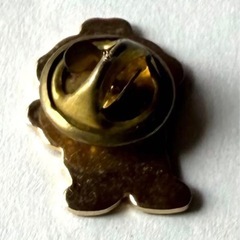 レトロ可愛いピンバッジ 人物デザインの画像