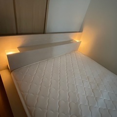 ダブルベッドの画像