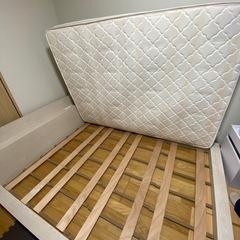 ダブルベッドの画像