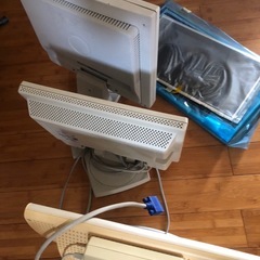 液晶モニター3台とパネルの画像