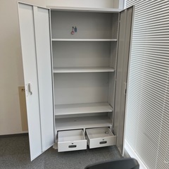 白色のロッカーです。の画像