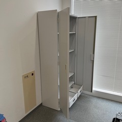 白色のロッカーです。の画像