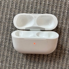 AirPods Pro 充電ケース 純正品 シリコンケース付きの画像