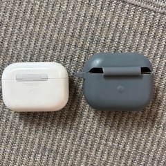AirPods Pro 充電ケース 純正品 シリコンケース付きの画像