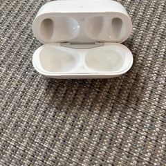 AirPods Pro 充電ケース 純正品 シリコンケース付きの画像