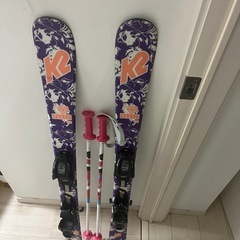 スキー板と杖のセットの画像