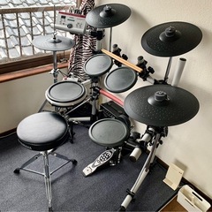 YAMAHA DTXPRESS4 電子ドラムです、格パットの音出し確認済です、パールのツインペダルは、ほぼ新品です、ハイハットスタンドもパールですが、少しキズがあります、取りに来られる方限定にさせて頂きます、ドラムに興味のある方いかがでしょうか、ノークレーム、ノーリターンで、本体全体的に傷も無く美品だと思います、宜しくお願いしますの画像