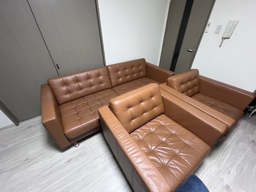 事務所の応接室用で使っていたソファです。そのため使用感は少なく美品に近い状態です。引越しもあるので、連絡順で優先対応させていただきます
