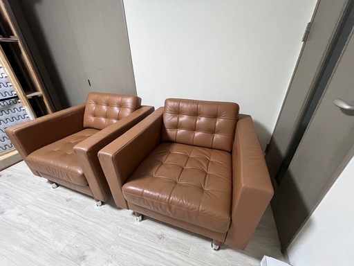 事務所の応接室用で使っていたソファです。そのため使用感は少なく美品に近い状態です。引越しもあるので、連絡順で優先対応させていただきます