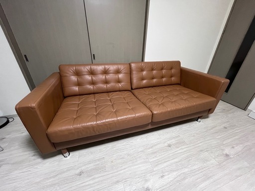事務所の応接室用で使っていたソファです。そのため使用感は少なく美品に近い状態です。引越しもあるので、連絡順で優先対応させていただきます