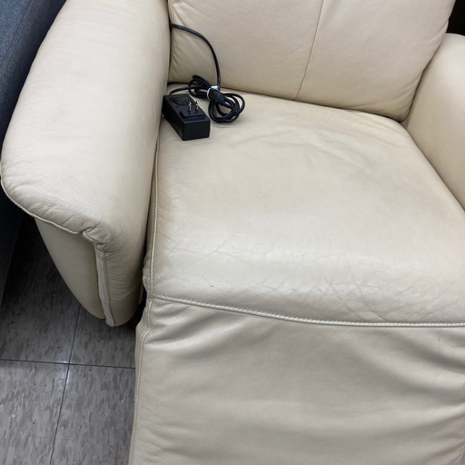 【ジモティー割引で最大15％OFF⭐️】NITORI　ニトリ　電動　本革　リクライニングチェア　オフホワイト　ソファカバー付き