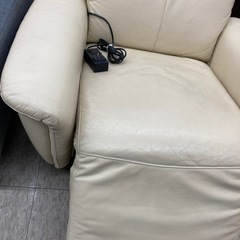 【ジモティー割引で最大15％OFF⭐️】NITORI　ニトリ　電動　本革　リクライニングチェア　オフホワイト　ソファカバー付きの画像