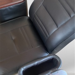 肘掛け付き回転座椅子の画像