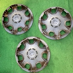 ハイエース　ホイールキャップ　3枚
の画像