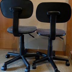 キャスター付き 昇降 イス 2脚の画像