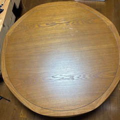 円形のコタツ机の画像