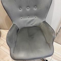 【取りに来られる方限定】ロウヤ　デスクチェア　ベロア調グレーの画像
