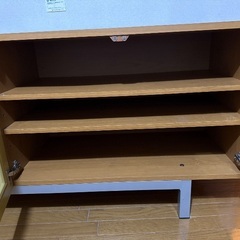 黄色いサイドボードの画像