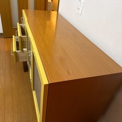 黄色いサイドボードの画像