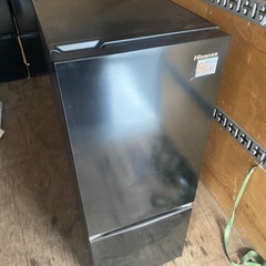 NO B961🌈福岡市内配送設置無料✨🌈ハイセンス 冷蔵庫 幅48.1cm 162L 自動霜取り 一人暮らし スリム 大容量冷蔵室 耐熱トップテーブル 右開き 2ドア コンパクト HR-D15FB ブラック 2024年の画像