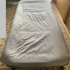 折りたたみベッド　マットレスとシーツ付きの画像