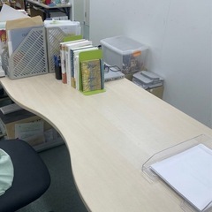 【無料】事務用デスク｜幅140cm×奥行77cm｜作業スペース広め｜塾・オフィス・PCデスクにの画像