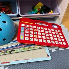 おもちゃ棚 おもちゃたくさん　ヘルメット　の画像